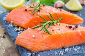 Salmon fillet sa pagkaon sa usa ka lalaki nga adunay pagkunhod sa libido